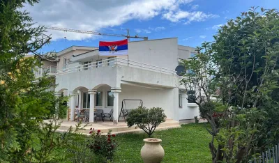 trobojka kuća bar