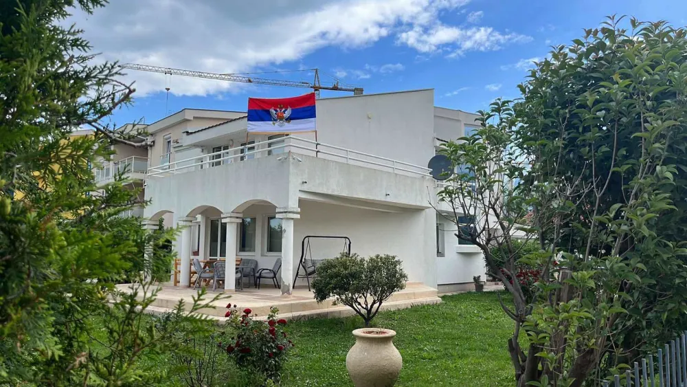 trobojka kuća bar
