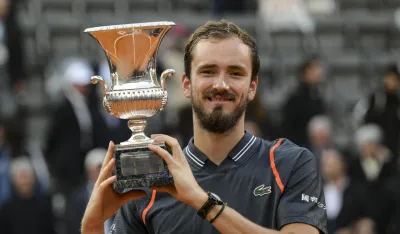 Danil Medvedev sa peharom