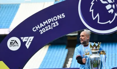 Pep Gvardiola sa peharom