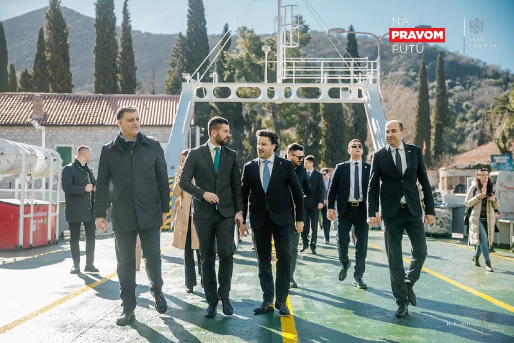 predstavnici vlade, opstine tivat i morskog dobra na trajektu 30 avgust