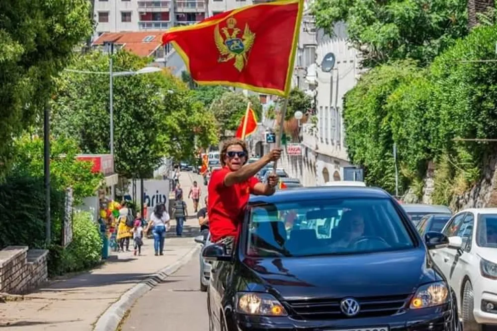 Novljani u koloni sa zastavama Crne Gore