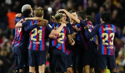 epa10533000 FC Barcelona's players celebrate their victory following the Spanish LaLiga soccer match between FC Barcelona and Real Madrid, in Barcelona, Spain, 19 March 2023. EPA-EFE/Enric Fontcuberta