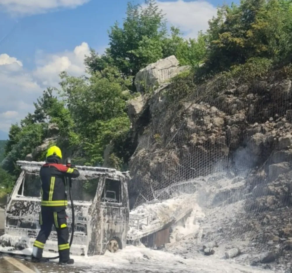 Požar na putu Podgorica-Cetinje: Zapaljeno vozilo, nema povrijeđenih