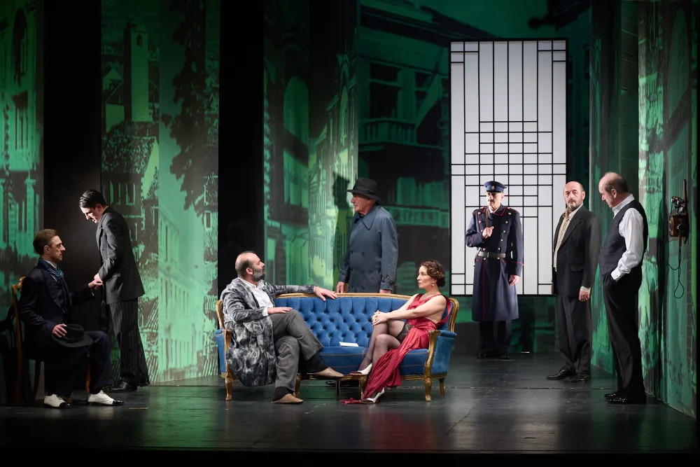 Iz predstave "Pokojnik"