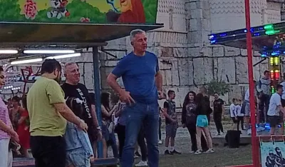 (FOTO) Zreo za penziju: Đukanović u luna parku kod hrama