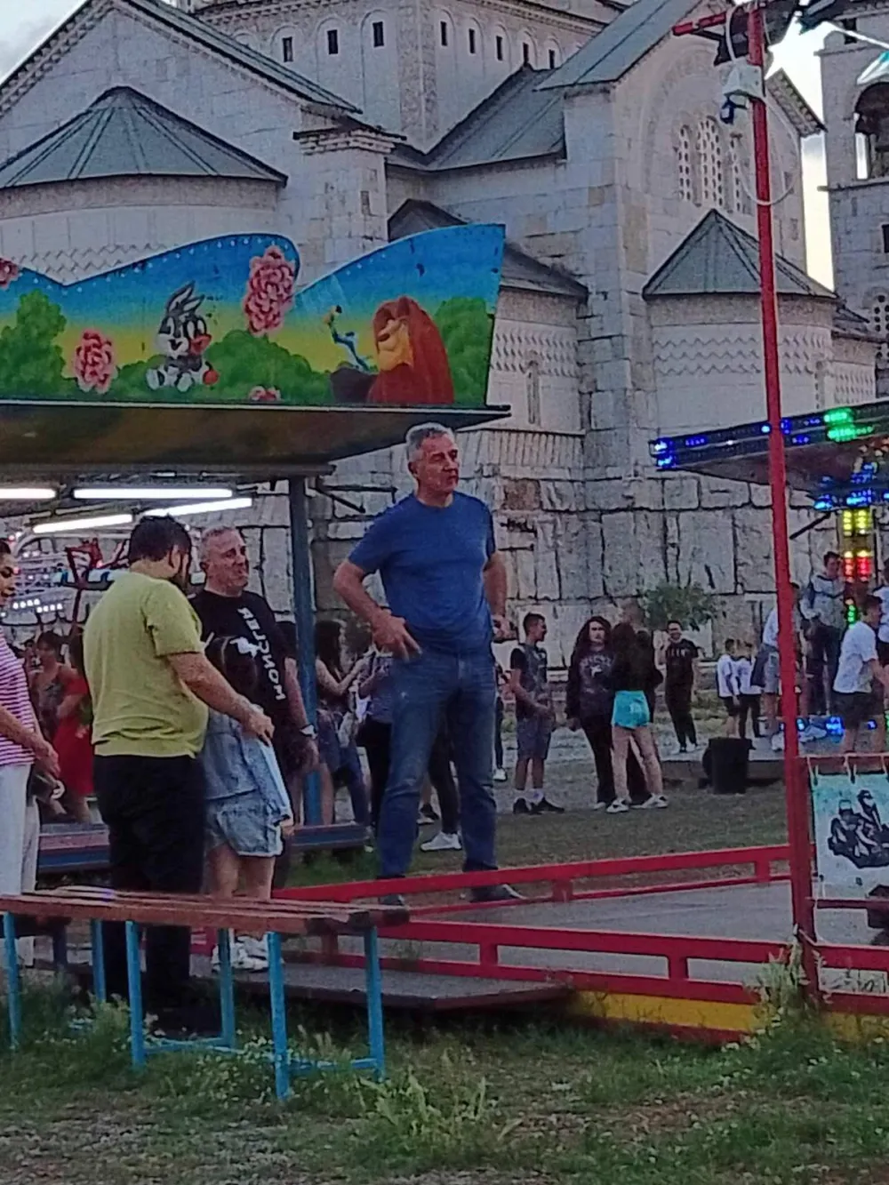 (FOTO) Zreo za penziju: Đukanović u luna parku kod hrama