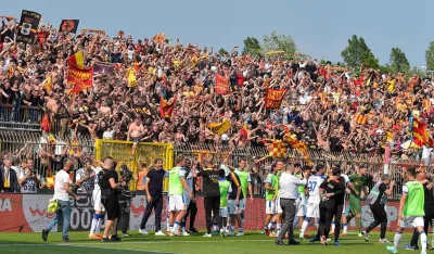 Slavlje igrača i navijača Lećea