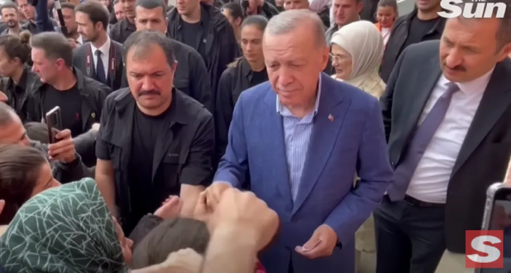 (VIDEO) Erdogan snimljen kako dijeli novac građanima