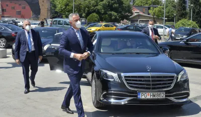 Jubilej Canu, Milo Djukanovic, Milo djukanovic dolazi na jubilej canu, Milo Djukanovic i majbah, majbah, milov majbah, drzavna vozila