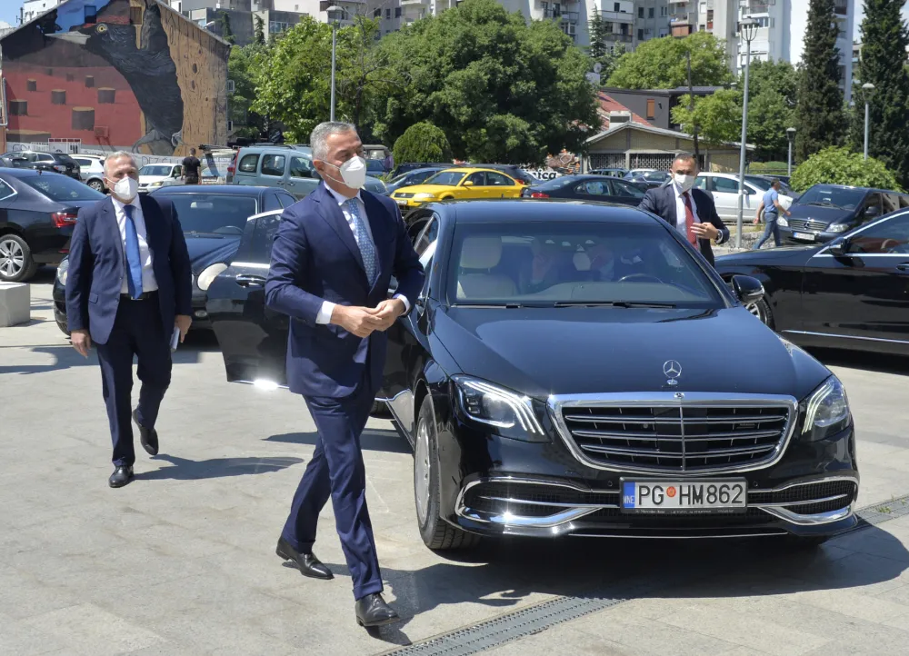 Jubilej Canu, Milo Djukanovic, Milo djukanovic dolazi na jubilej canu, Milo Djukanovic i majbah, majbah, milov majbah, drzavna vozila
