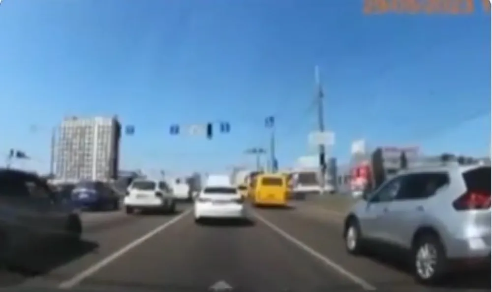 Projektil pada među automobile u pokretu u centru Kijeva