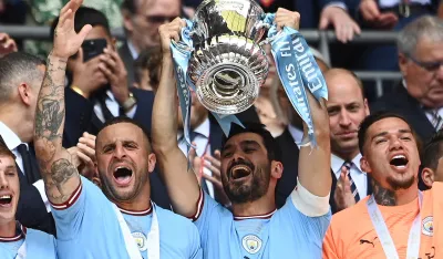 Gundogan podigao pehar