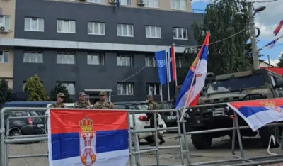 Срби у Лепосавићу украсили бодљикаве жице и препреке Кфора српским тробојкама