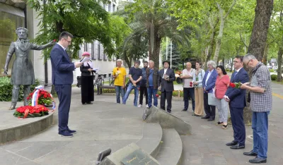 Ruski ambasador polaze venac na spomenik Puskinu, Polaganje venaca na spomenik Puskinu