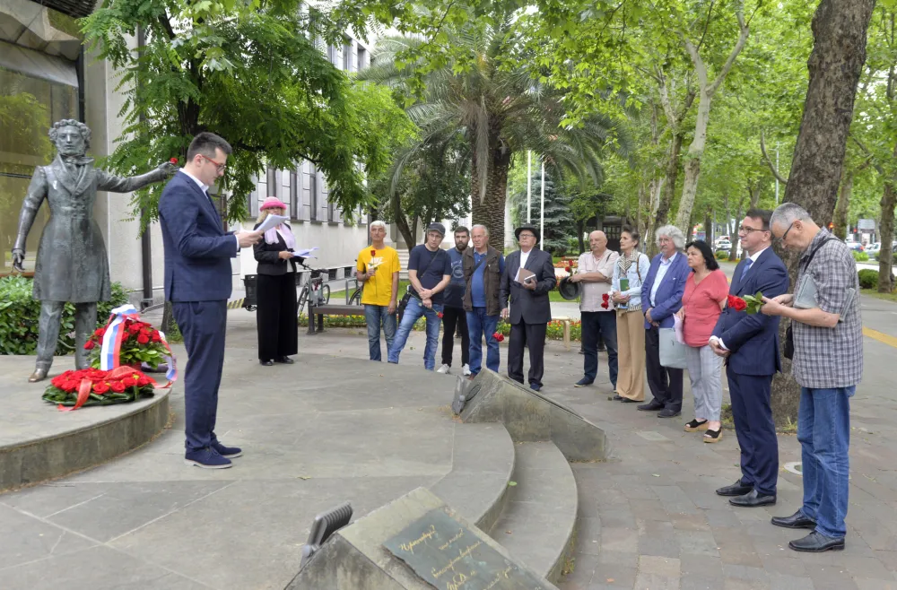 Ruski ambasador polaze venac na spomenik Puskinu, Polaganje venaca na spomenik Puskinu