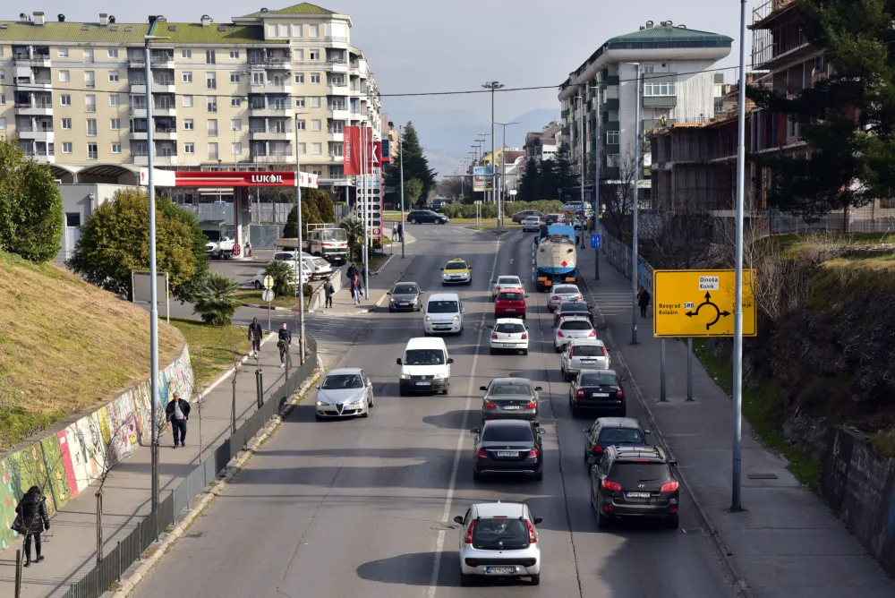 Podgorica 2023, Podgorica, Stari aerodrom, saobracaj, saobracajne guzve, automobili, nadvoznjak, podvoznjak,