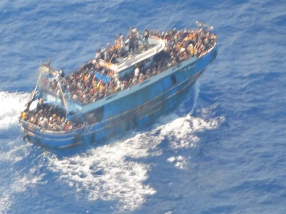Прврнуо се брод у Грчкој (Фото: EPA-EFE/HELLENIC COAST GUARD)