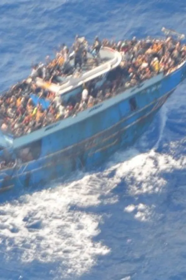 Прврнуо се брод у Грчкој (Фото: EPA-EFE/HELLENIC COAST GUARD)