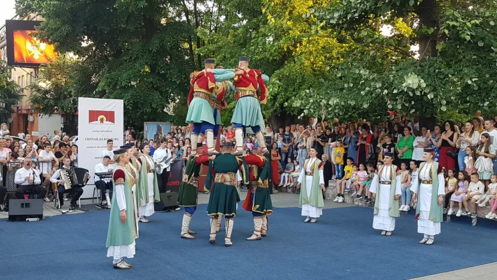 Bjelopoljski KUD "Tekstilac" rasko&scaron;nim no&scaron;njama i igračkim umiјećem dočarao duh tradiciјe