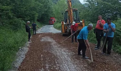 Bijelo Polje: Mje&scaron;tani se samoorganizovali i nasipaju izlokani put