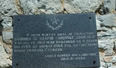 Спомен-плоча партизанској болници на школи у Стожеру