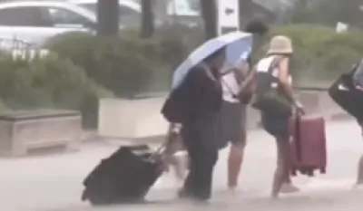 (FOTO/VIDEO) Ispred tivatskog aerodroma poplava otežava kretanje putnika