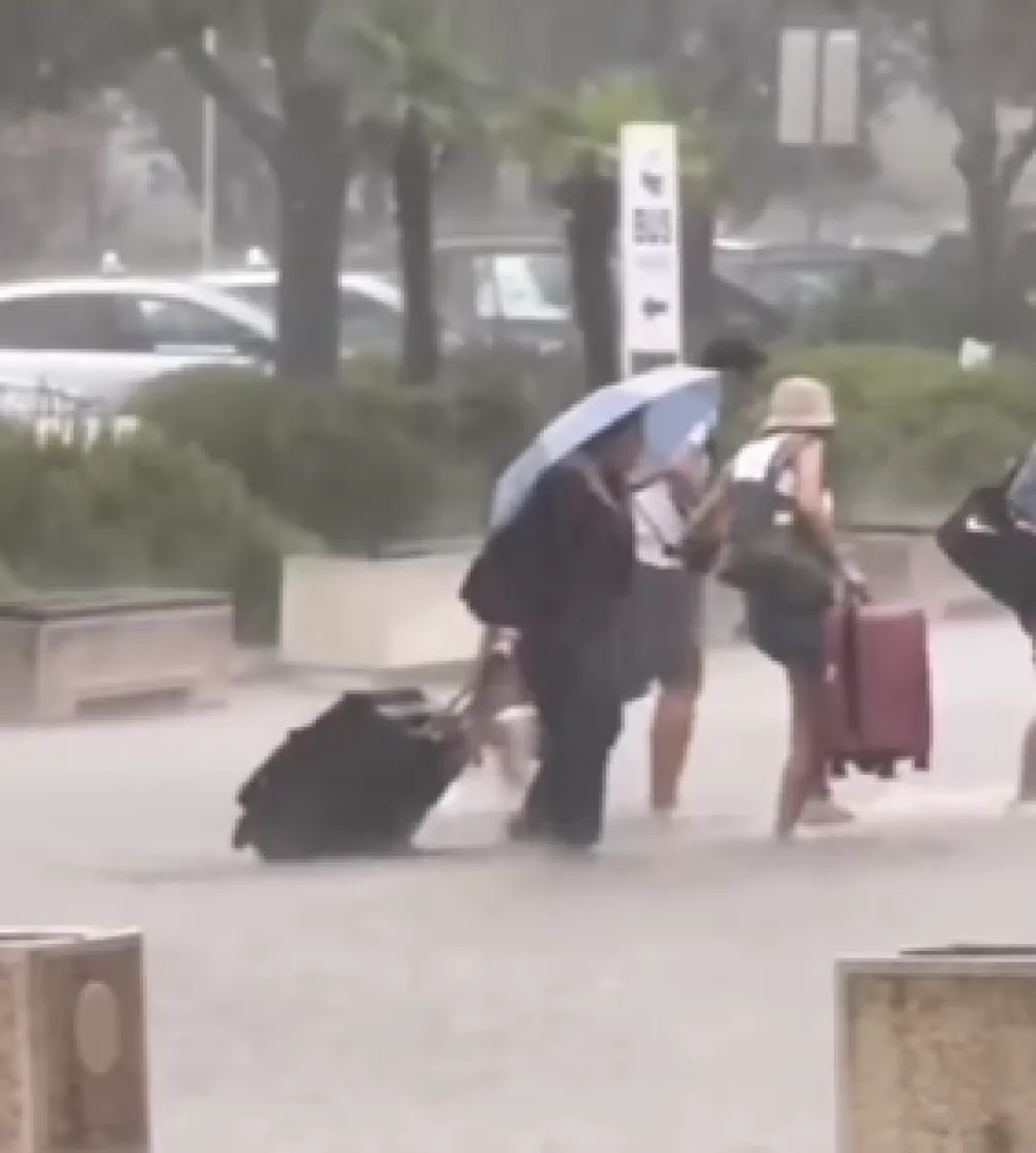 (FOTO/VIDEO) Ispred tivatskog aerodroma poplava otežava kretanje putnika