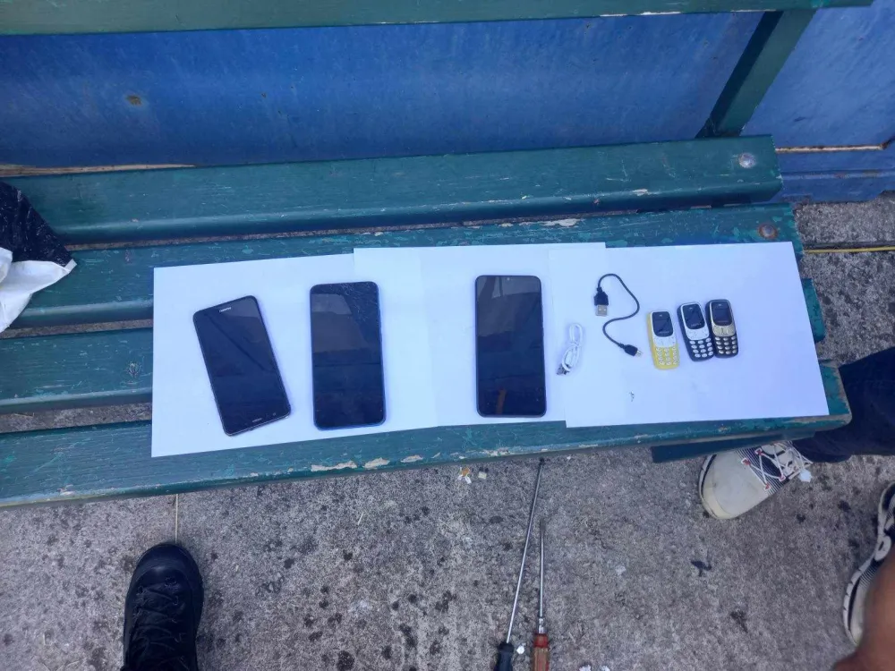 (FOTO) Zatvorska policija prona&scaron;la &scaron;est telefona prilikom kontrole klima uređaja