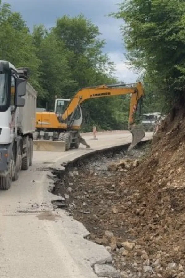 Turiste dočekuјu građevinske ma&scaron;ine i pra&scaron;ina