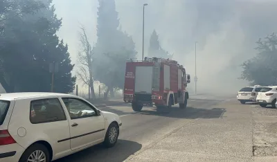 Ulica Vaka Đurovića: Vatrogasci na terenu zbog požara
