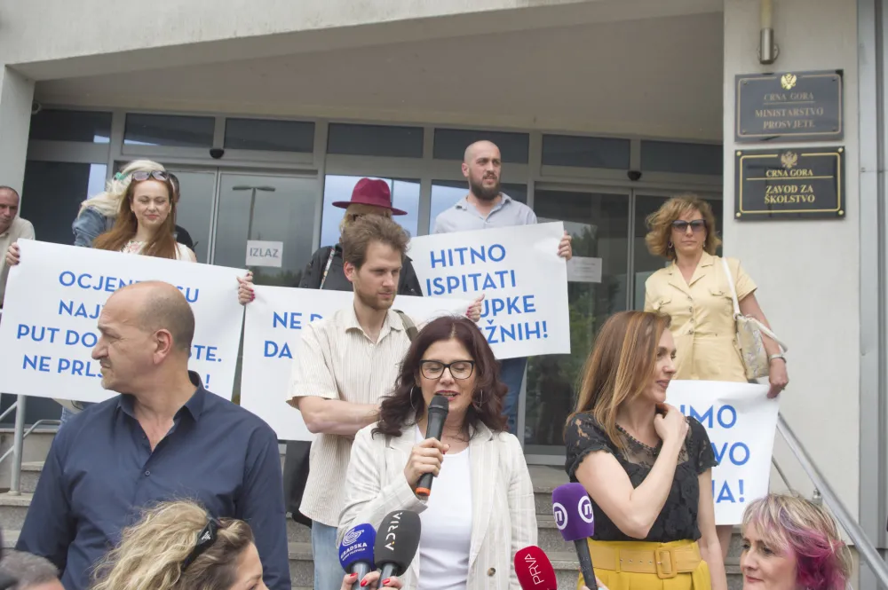 protest profesora ispred ministarstva prosvjete 