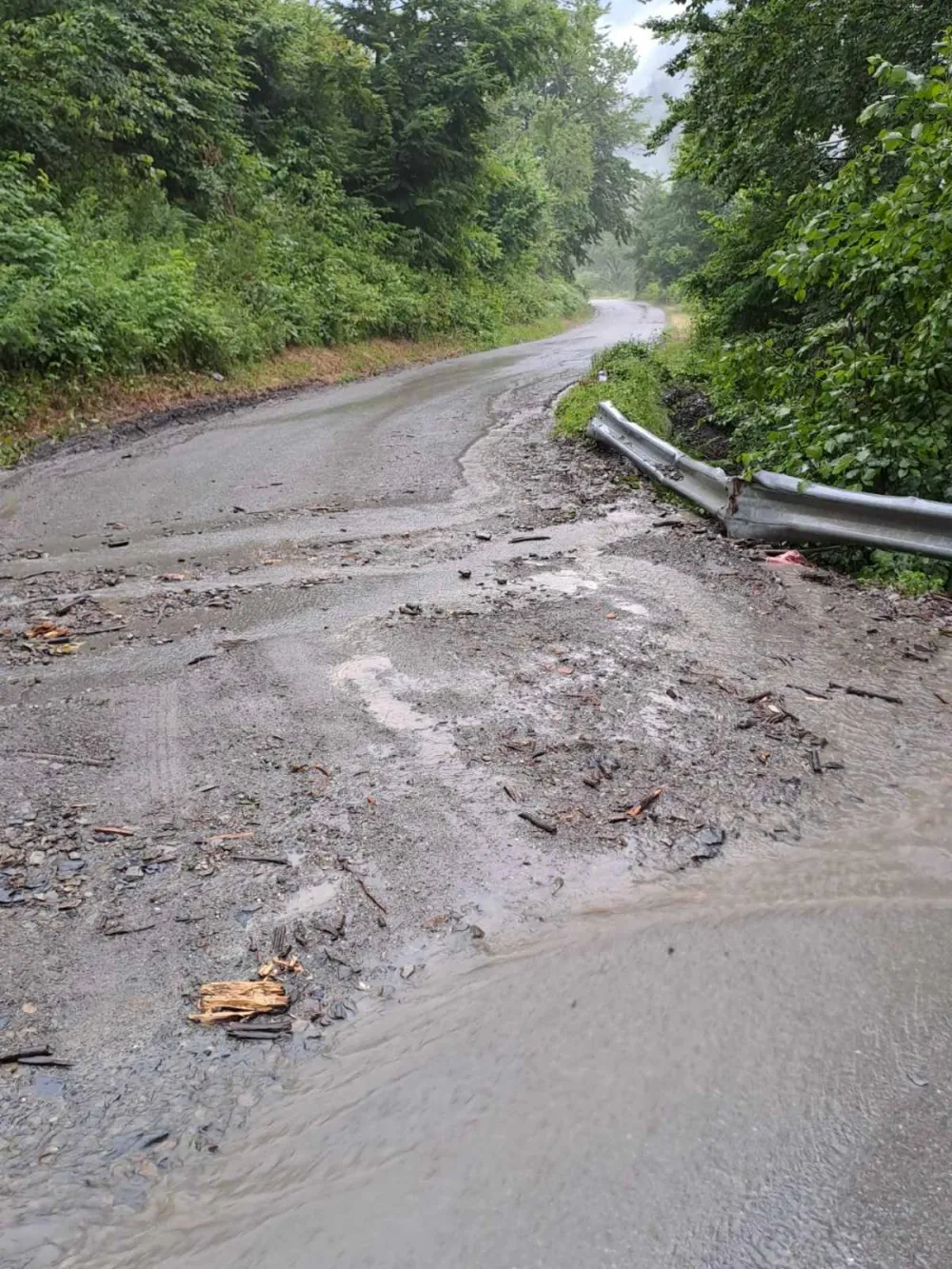 Na trasi Andriјevica&ndash;Mate&scaron;evo: Put preko Tre&scaron;njevika &bdquo;popločan&rdquo; rupama i blatom