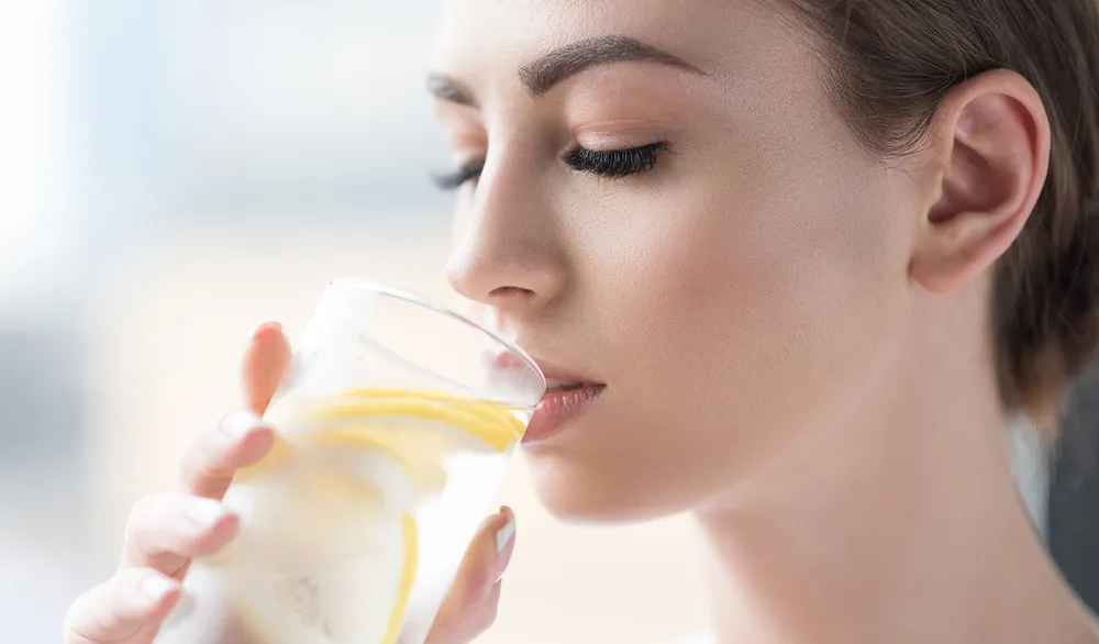 Ča&scaron;a tople vode sa limunom