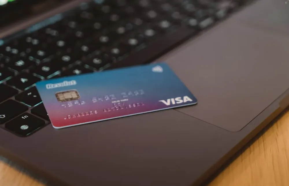 Unsplash: CardMapr.nl, ilustracija<br>Kartica, banka