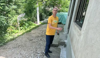 Milosavu Radoviću iz Gornje Lipnice kuća i dvori&scaron;te polako klize niz brdo