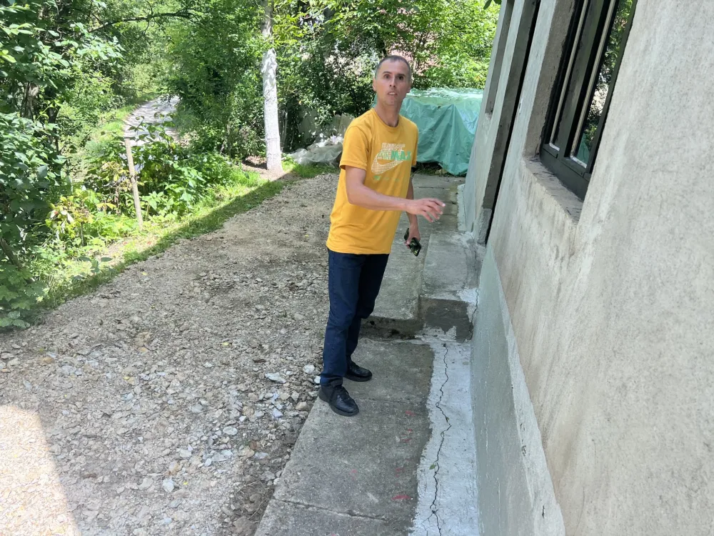 Milosavu Radoviću iz Gornje Lipnice kuća i dvori&scaron;te polako klize niz brdo