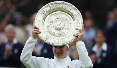 Marketa Vondrou&scaron;ova sa peharom