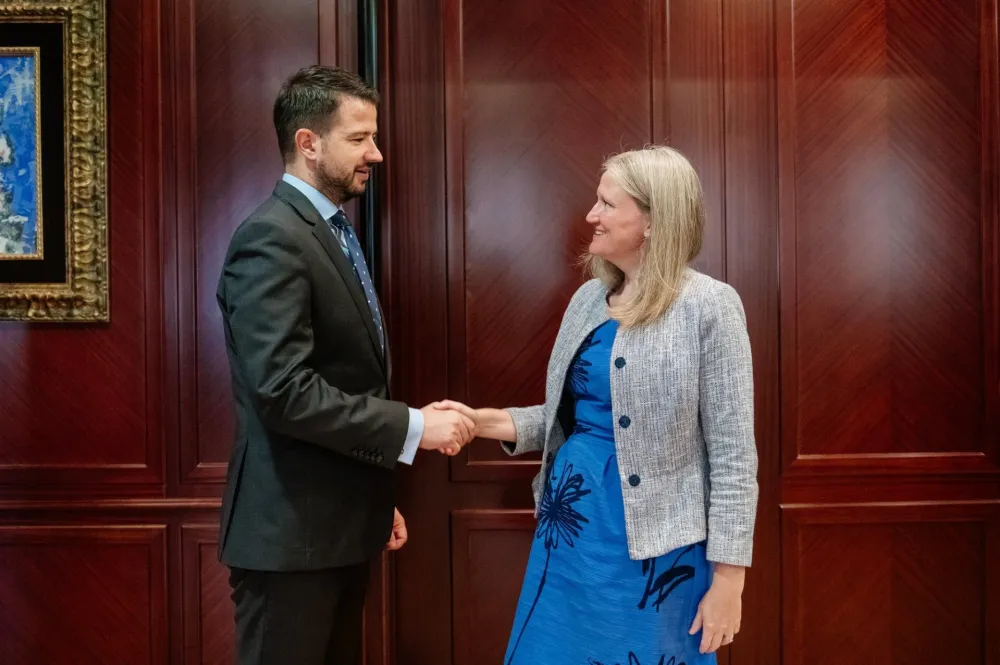 Jakov Milatović im Karen Medoks