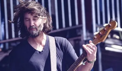 Kijanu Rivs &scaron;trajkuje sa gitarom