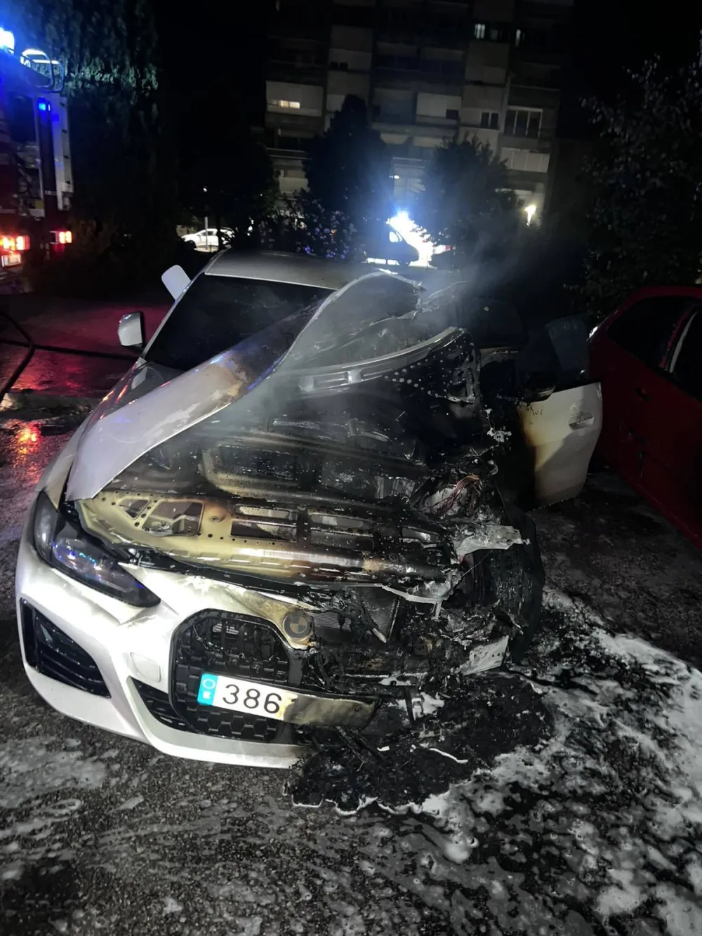 Nik&scaron;ić: U požaru o&scaron;tećena dva automobila