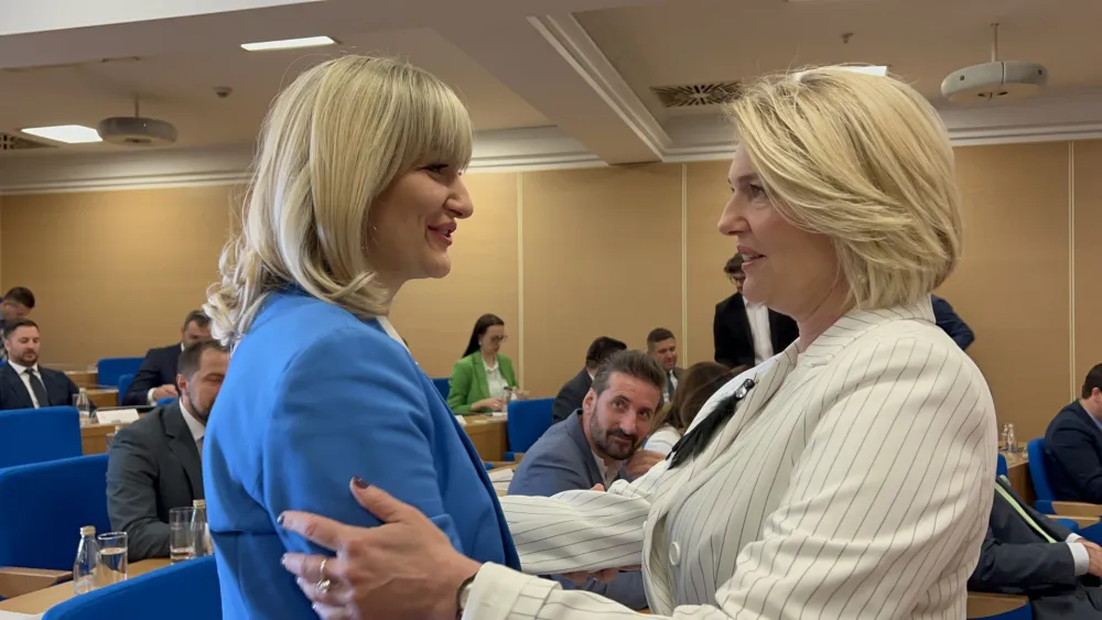Sjednica Glavnog Grada, Olivera Injac i Jelena Borovinić Bojović