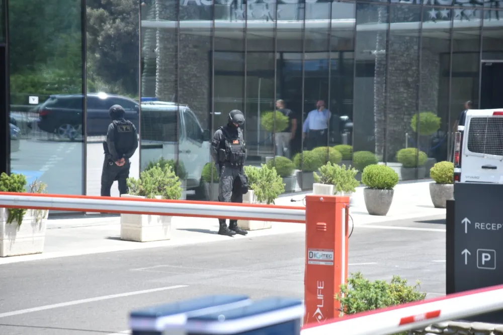 (FOTO/VIDEO) Racija u Hotelu Podgorica: Oduzeto nekoliko vozila