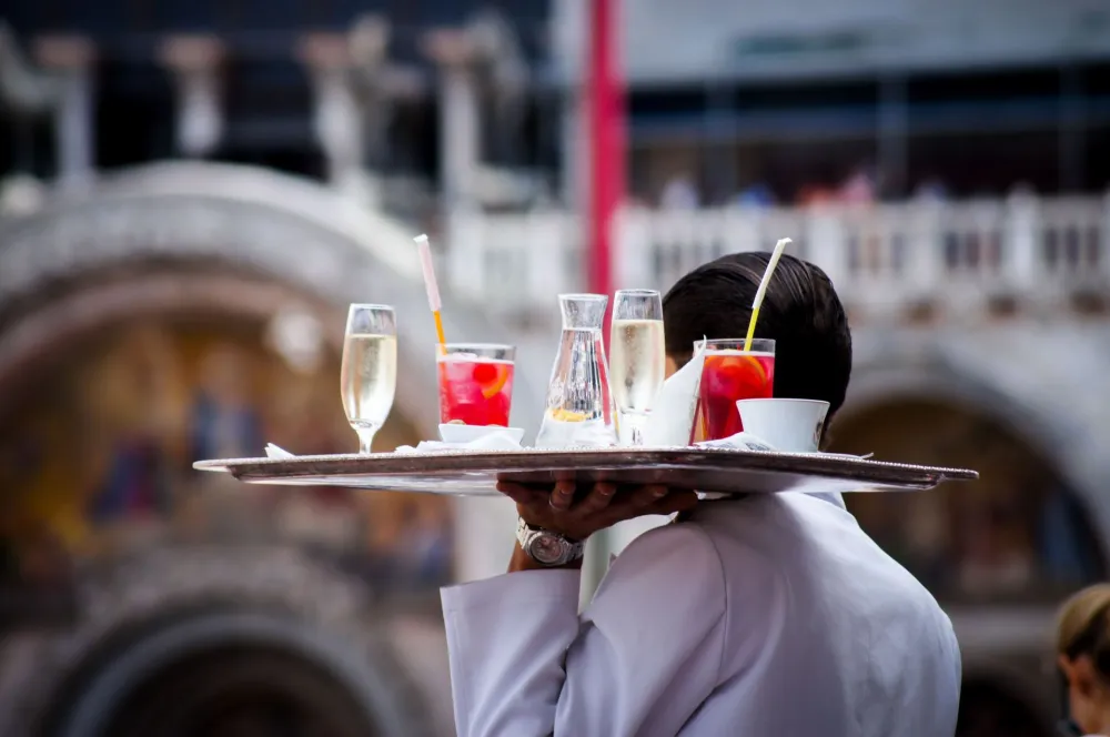 konobar, unsplash, ilustracija