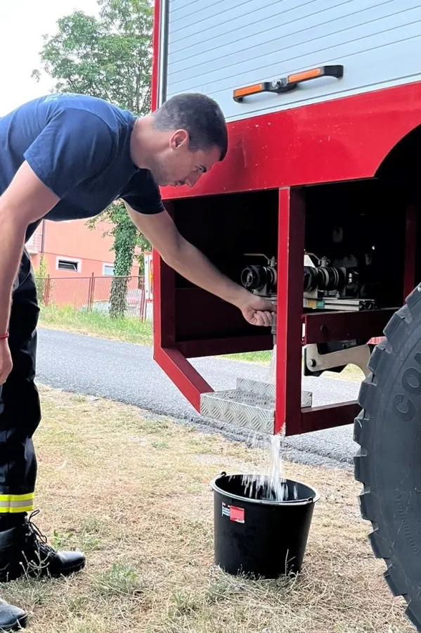 Pripadnici Službe postavlju posude s vodom 