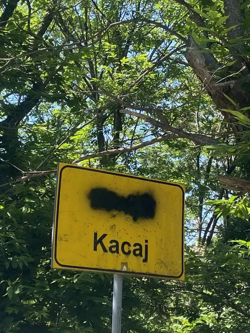 Vandali i&scaron;arali saobraćajne znakove