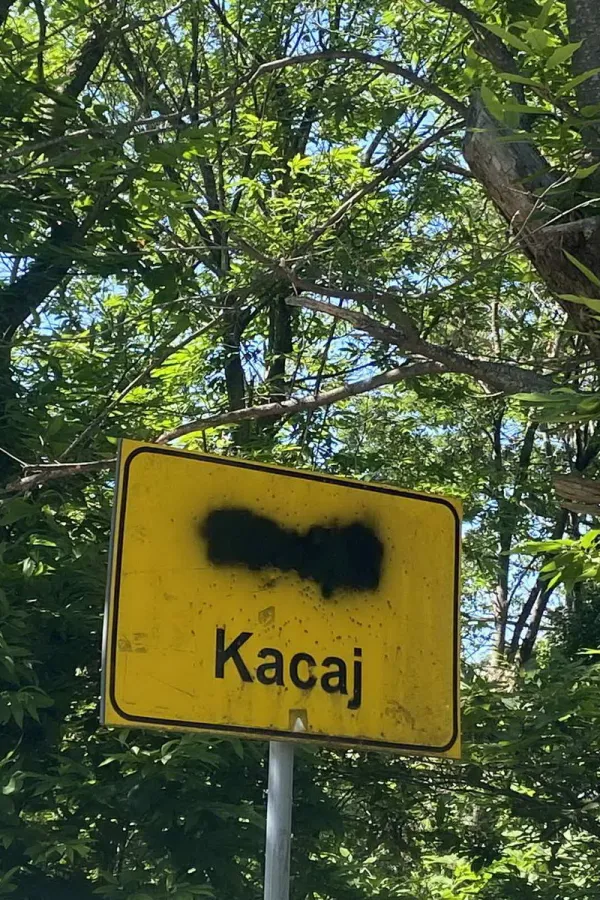 Vandali i&scaron;arali saobraćajne znakove
