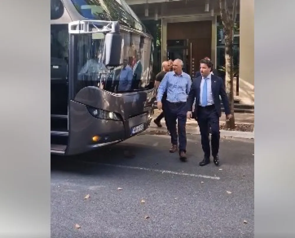 (VIDEO) Abazović i ministri na sjednicu Vlade krenuli autobusom