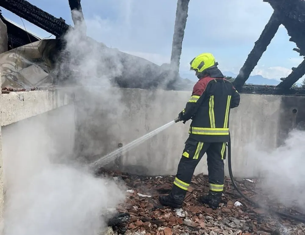 Izgorio krov kuće u Tolo&scaron;ima