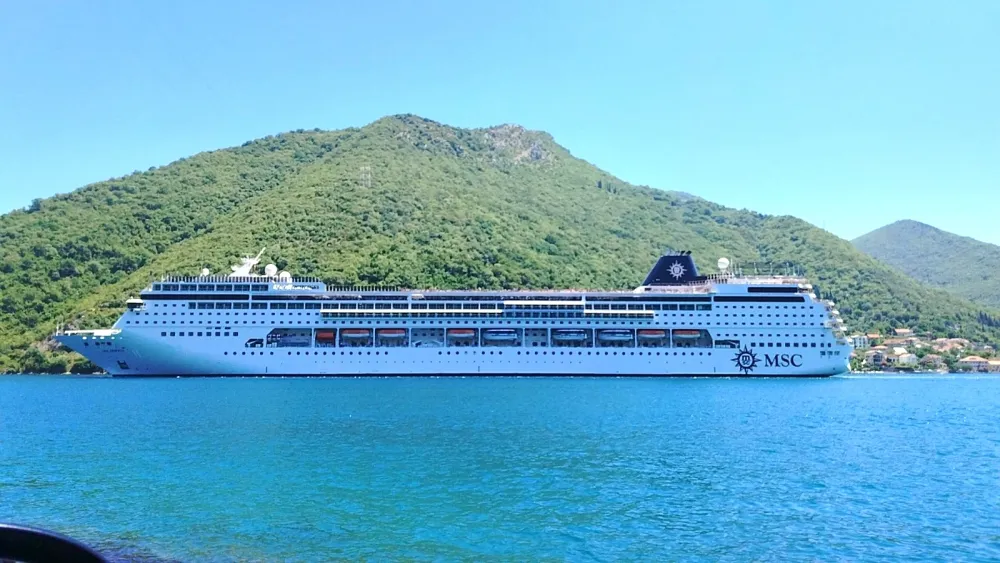 U kotorskoj luci dva broda sa vi&scaron;e od 2.950 putnika